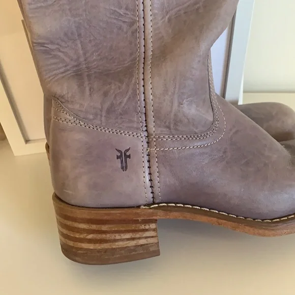 GORGEOUS FRYE Campus Boots in rare lavender color - Picture 5 of 10